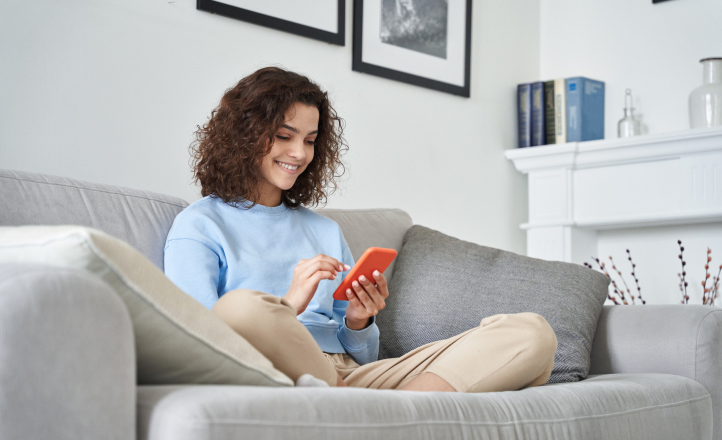 img-woman-using-phone