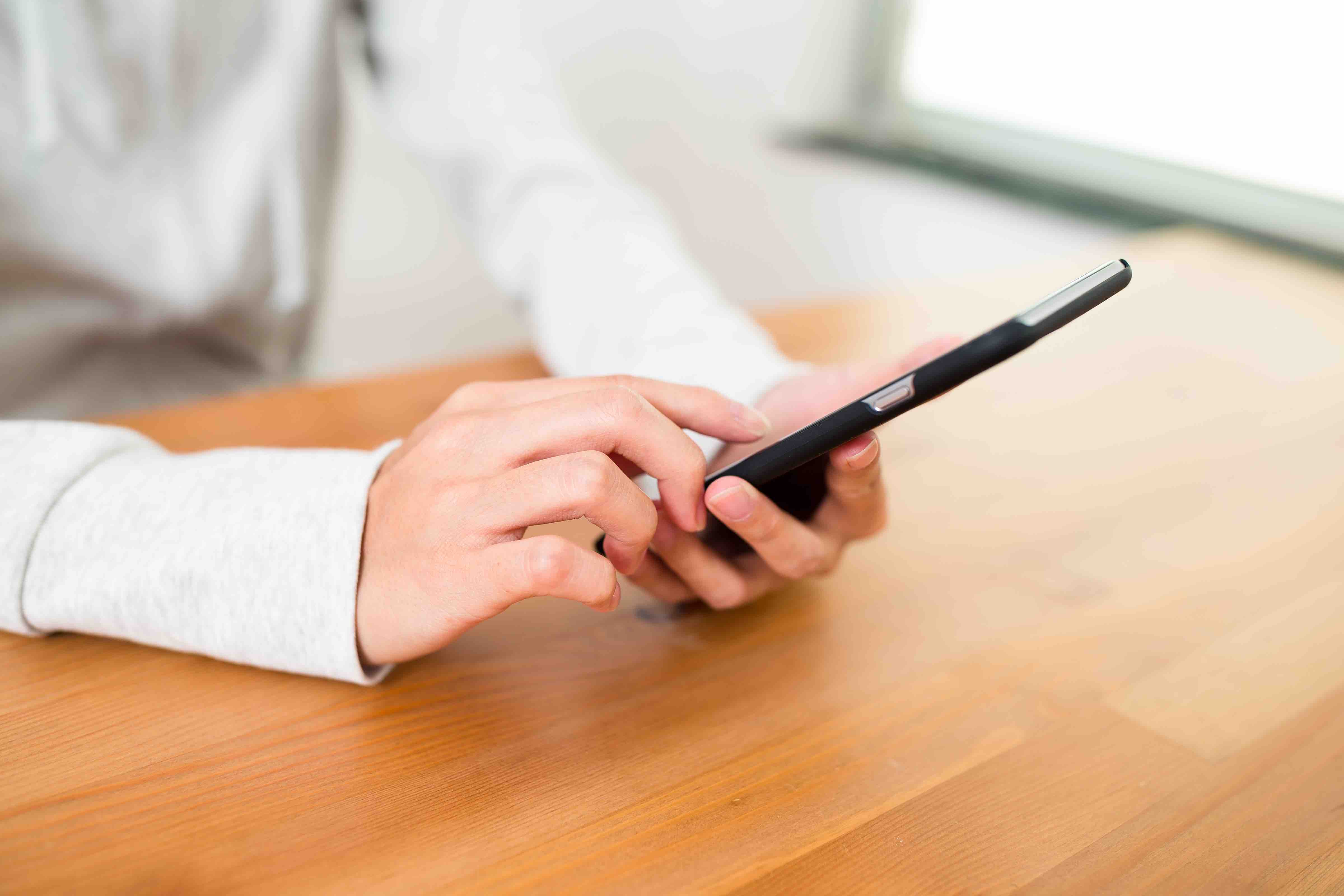 woman-using-cellphone-2021-08-29-06-14-04-utc